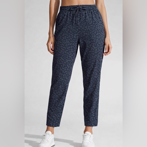 NWOT CRZ YOGA Drawstring 4 Way Stretch Ankle Pants Size 8 - 10 Black & Gray - Picture 1 of 9